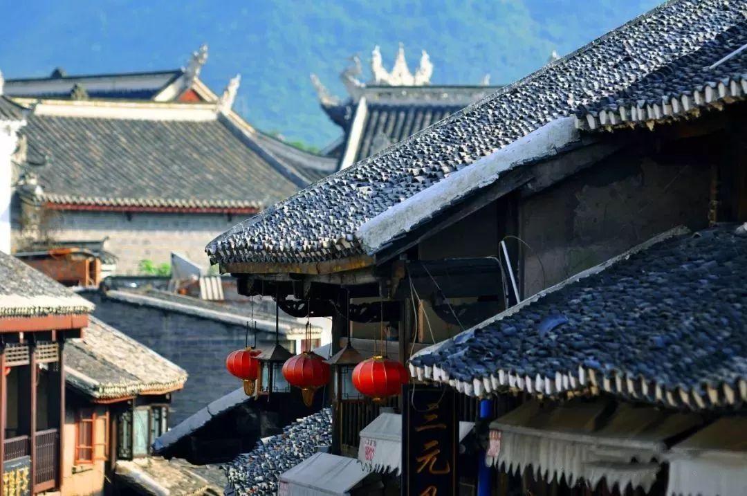 云南镇雄山体滑坡现场:杵拐男子彻夜未眠等待奇迹出现